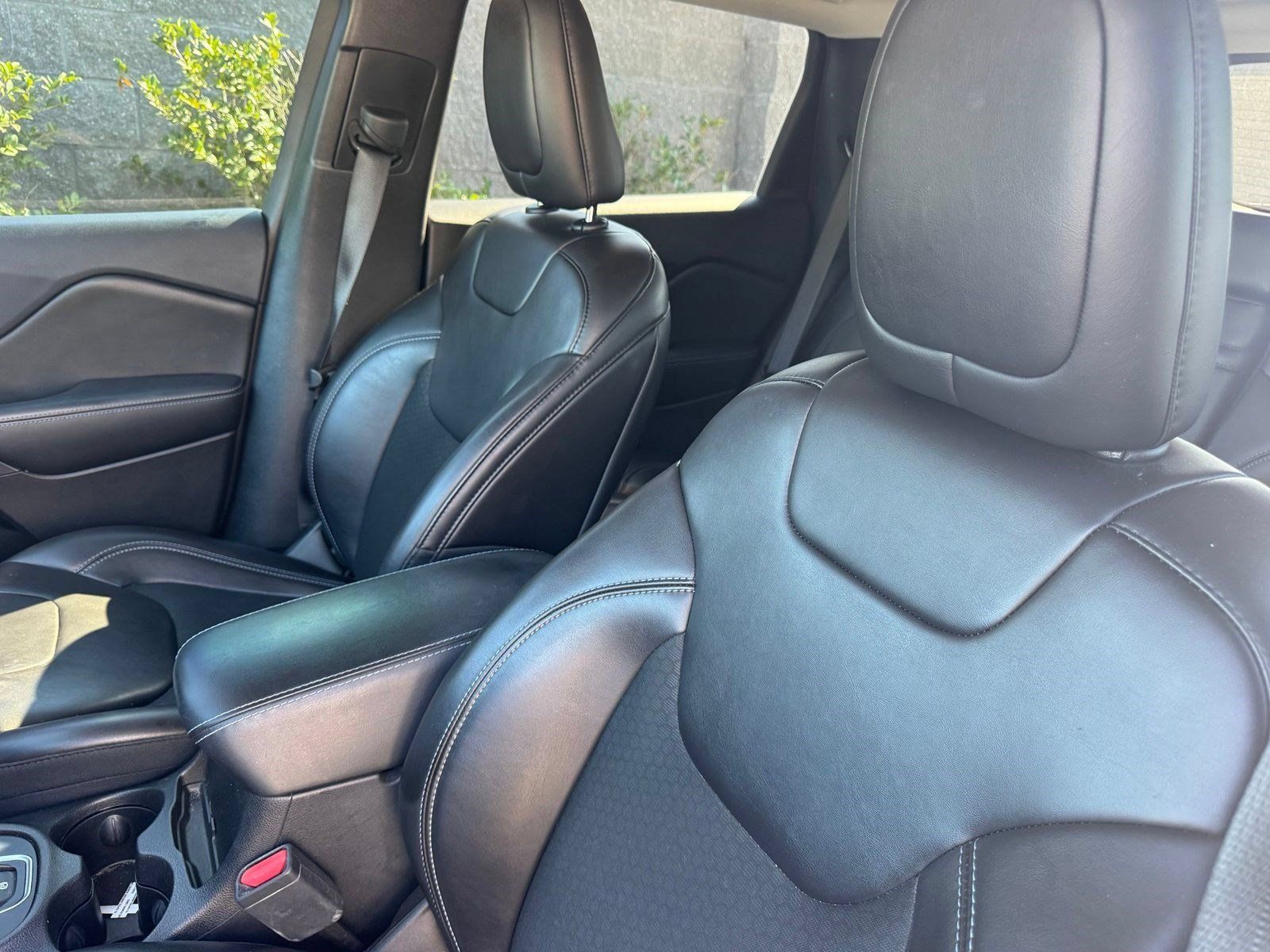 Used 2019 Jeep Cherokee Latitude Plus w/ Comfort/Convenience Group FWD image 14