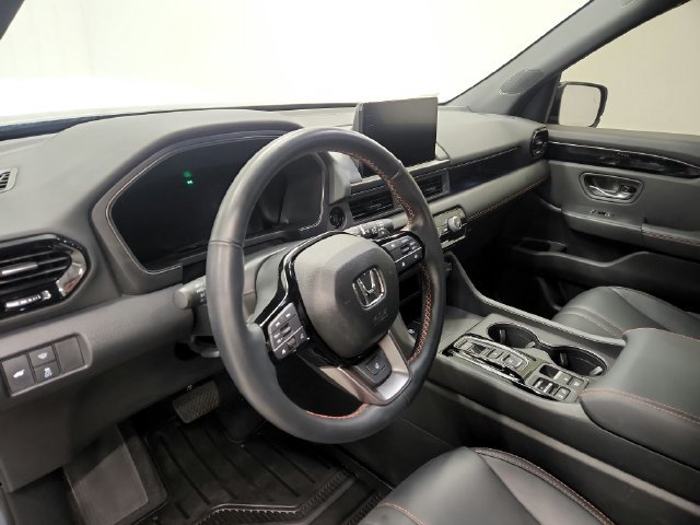 Used 2025 Honda Pilot TrailSport image 14