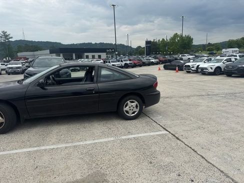 Used 2004 Chevrolet Cavalier Coupe w/ Preferred Equipment Group FWD image 23