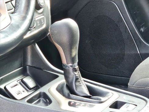 Used 2017 Jeep Cherokee Latitude image 9