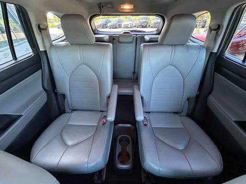 Used 2023 Toyota Highlander XLE FWD image 13