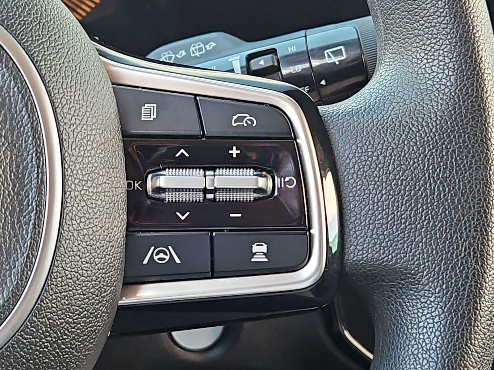 Used 2025 Kia Sorento LX FWD image 14