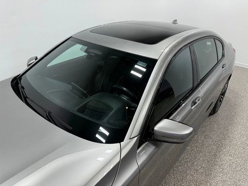 Used 2022 BMW 750i xDrive w/ Executive Package image 32