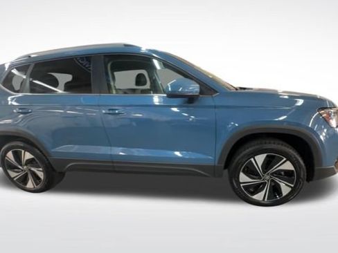 Certified 2025 Volkswagen Taos SE AWD/4WD image 10