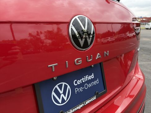 Certified 2024 Volkswagen Tiguan SE R-Line AWD/4WD image 30