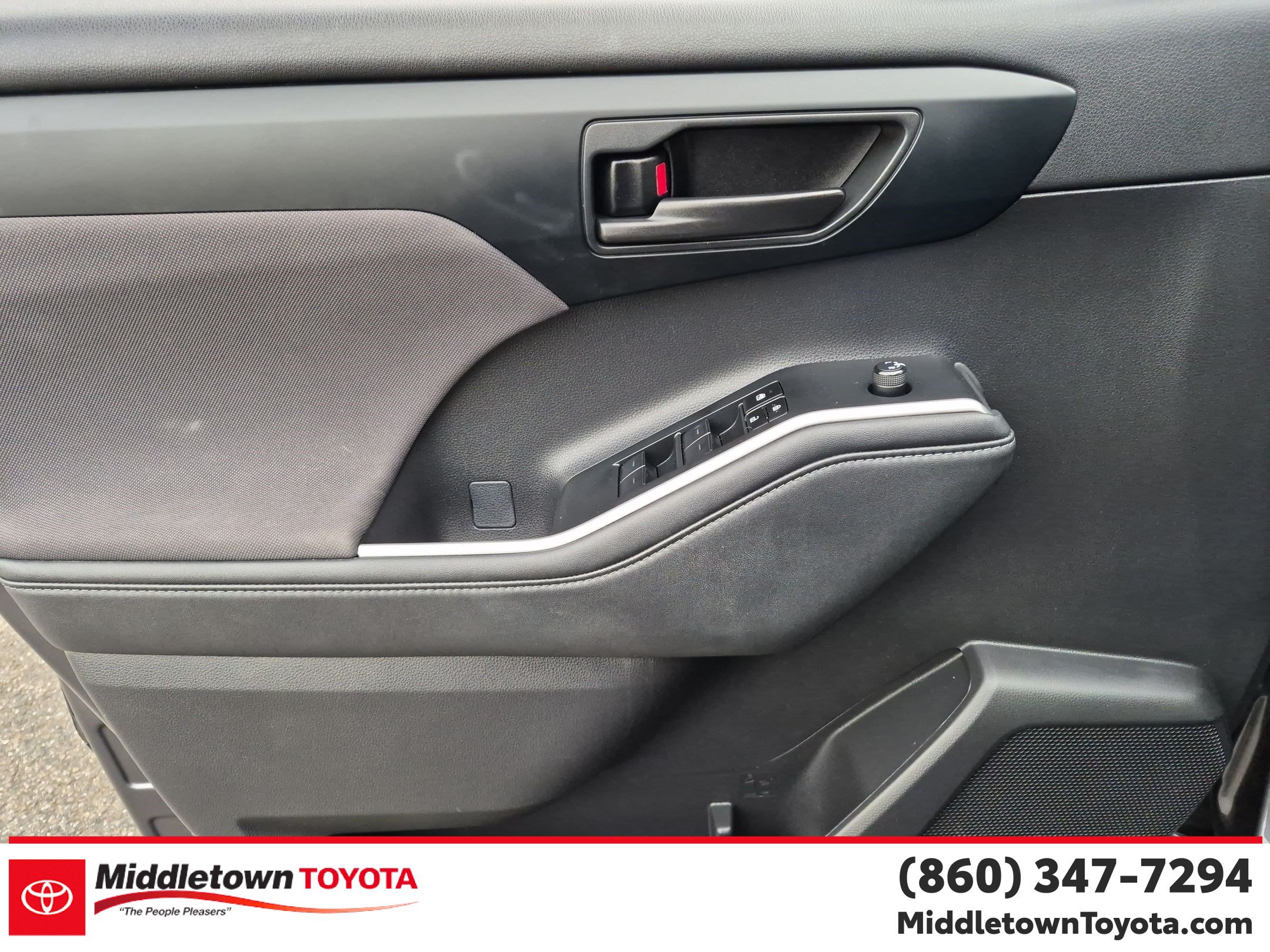 Used 2023 Toyota Highlander LE AWD/4WD image 10