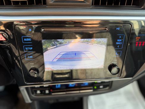 Used 2018 Toyota Corolla LE image 21