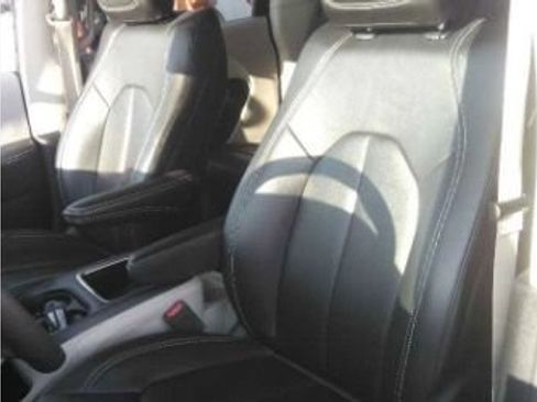 Used 2024 Chrysler Pacifica Limited FWD image 3