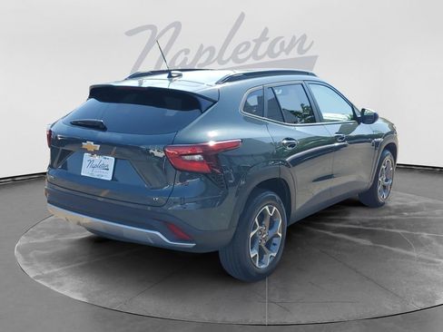 Used 2025 Chevrolet Trax LT FWD image 8