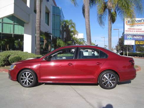 Used 2016 Volkswagen Jetta SE FWD image 2