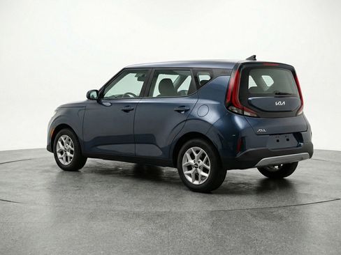 Used 2025 Kia Soul LX w/ LX Technology Package FWD image 6