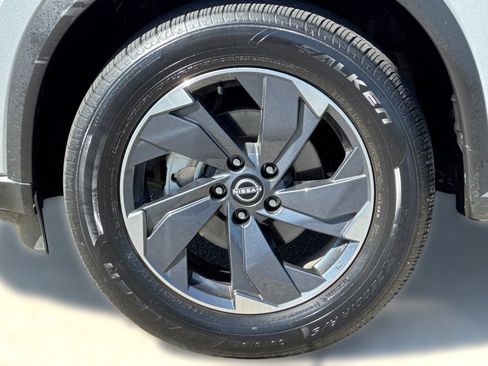 Used 2025 Nissan Rogue SV FWD image 11