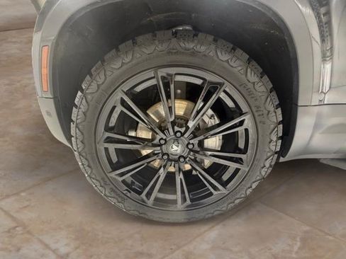 Used 2023 Land Rover Defender 110 SE image 9