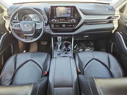 Used 2022 Toyota Highlander XLE FWD image 22