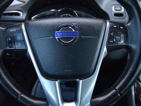 Used 2016 Volvo XC70 T5 Premier w/ Proximity Package image 18