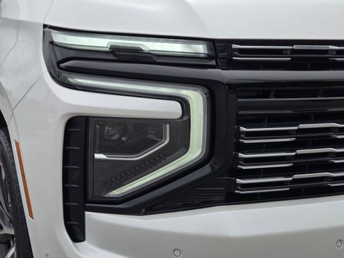 Used 2025 Chevrolet Suburban High Country RWD image 3