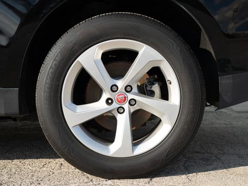 Used 2017 Jaguar F-PACE Premium image 9