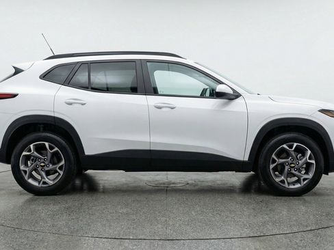 Used 2025 Chevrolet Trax LT w/ LT Convenience Package image 11