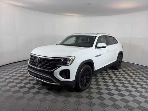 Used 2024 Volkswagen Atlas Cross Sport SE w/ Panoramic Sunroof Package image 2