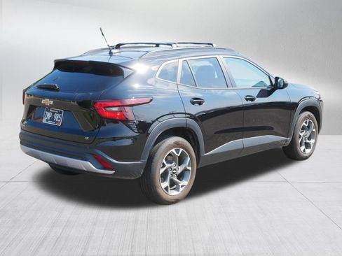 Used 2025 Chevrolet Trax LT FWD image 7
