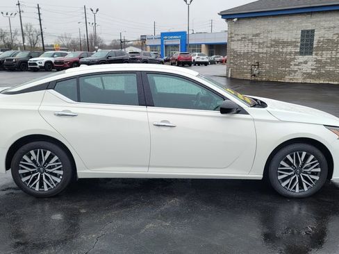 Used 2025 Nissan Altima 2.5 SV image 14