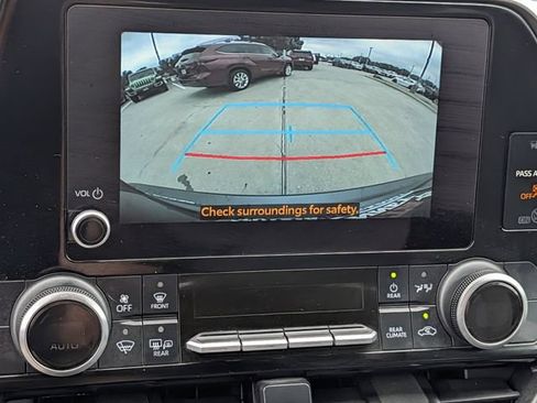 Used 2023 Toyota Highlander LE FWD image 19