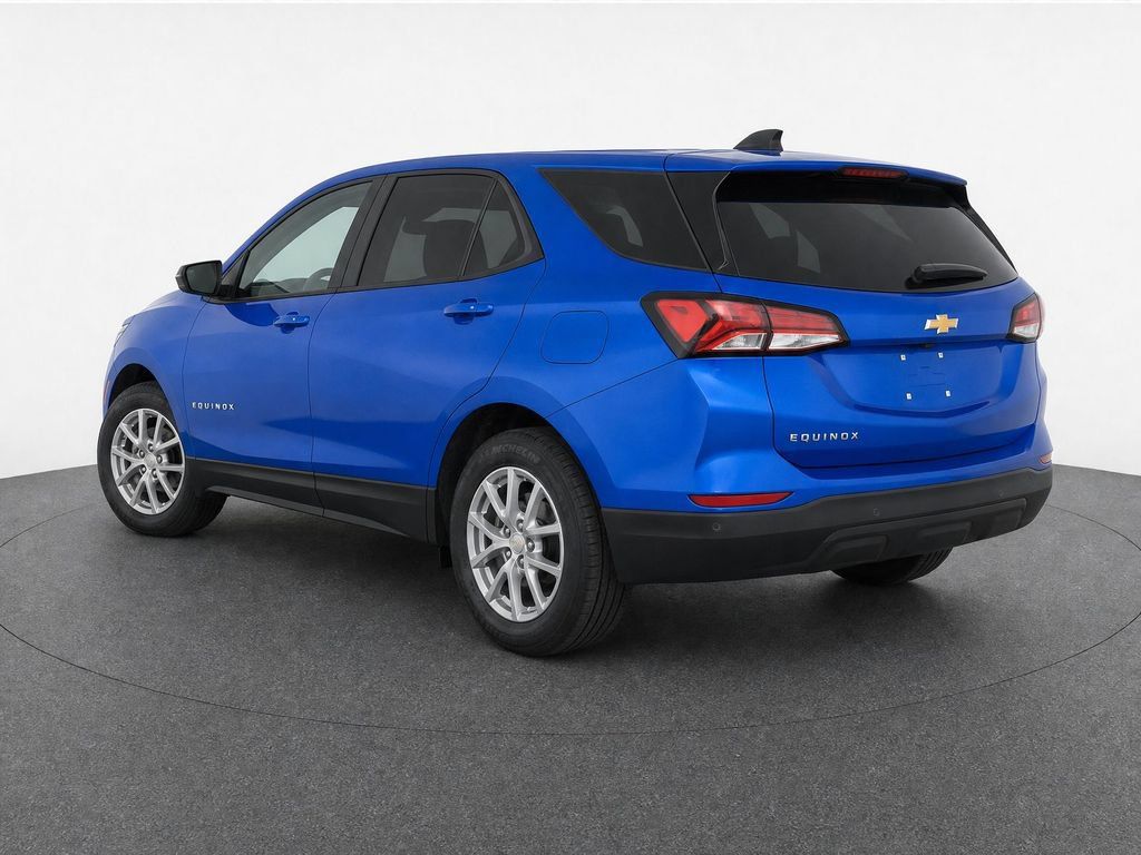 Used 2024 Chevrolet Equinox LS w/ LS Convenience Package FWD image 3