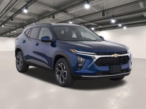 Used 2024 Chevrolet Trax LT w/ Driver Confidence Package FWD image 2