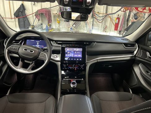 Certified 2023 Jeep Grand Cherokee Laredo w/ Luxury Tech Group I image 17