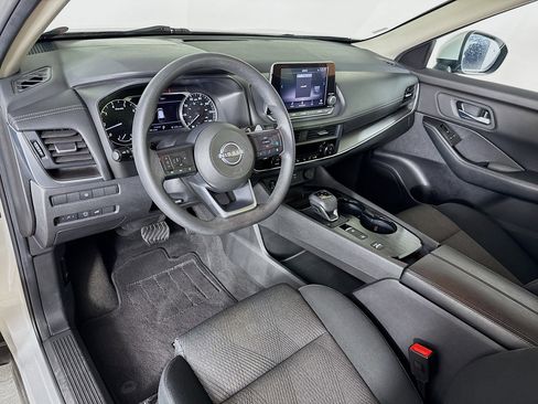 Used 2024 Nissan Rogue SV image 8