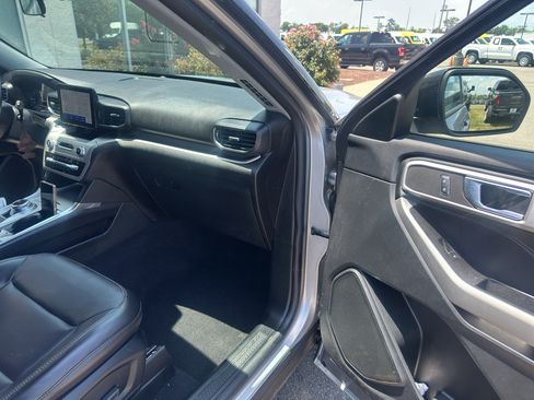 Used 2021 Ford Explorer XLT w/ Equipment Group 202A AWD/4WD image 9