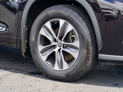 Used 2021 Toyota Highlander XLE AWD/4WD image 7