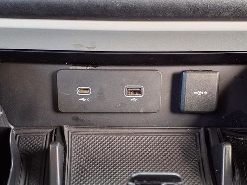 Used 2023 Land Rover Defender 90 SE image 9