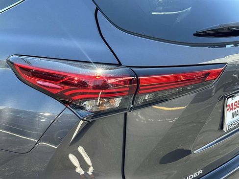 Used 2023 Toyota Highlander XLE AWD/4WD image 9