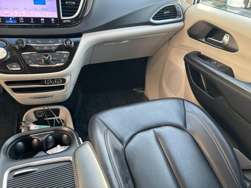 Used 2023 Chrysler Pacifica Touring-L FWD image 19