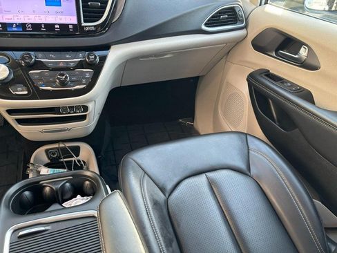 Used 2023 Chrysler Pacifica Touring-L FWD image 19