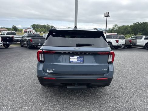 Used 2025 Ford Explorer Active AWD/4WD image 6