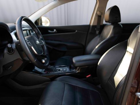 Used 2019 Kia Sorento SX image 2
