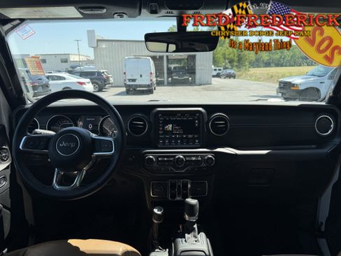 Used 2022 Jeep Wrangler Unlimited Sahara w/ LED Lighting Group AWD/4WD image 17