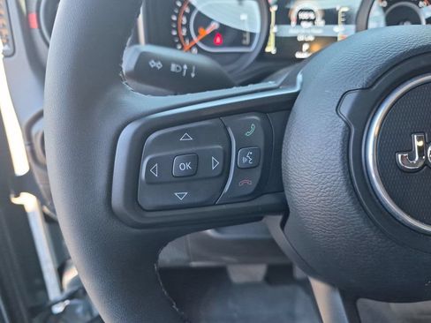 Used 2025 Jeep Gladiator Rubicon w/ Convenience Group AWD/4WD image 25