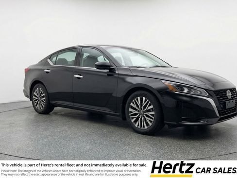 Used 2025 Nissan Altima 2.5 SV image 1