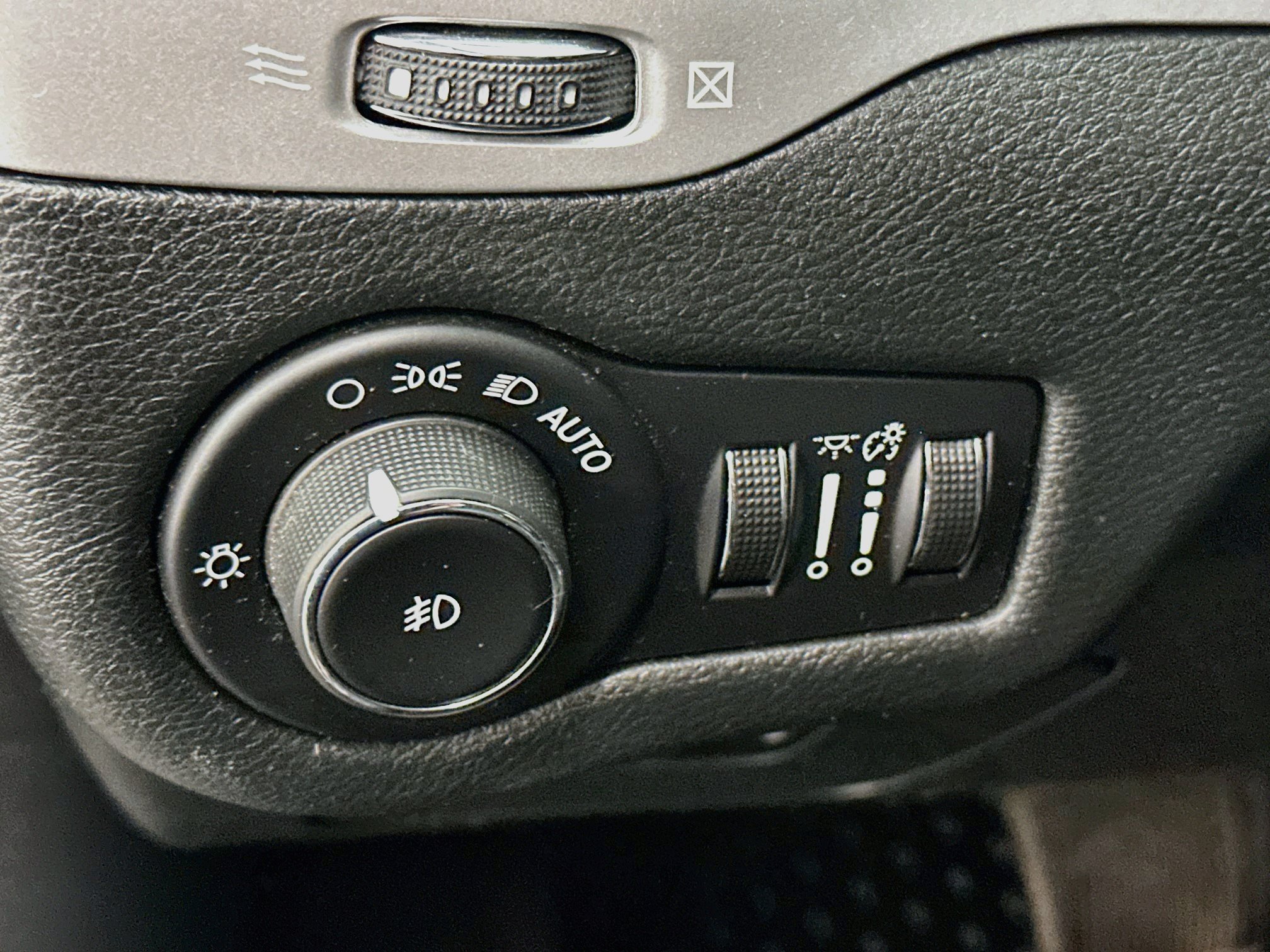 Used 2015 Jeep Cherokee Trailhawk w/ Cold Weather Group AWD/4WD image 17