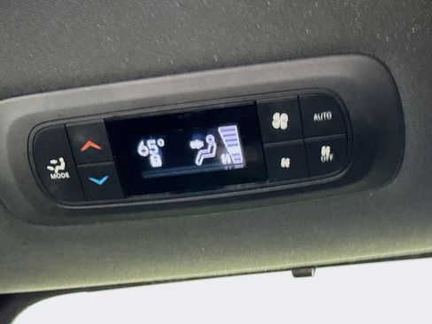 Used 2020 Chrysler Pacifica Limited FWD image 31