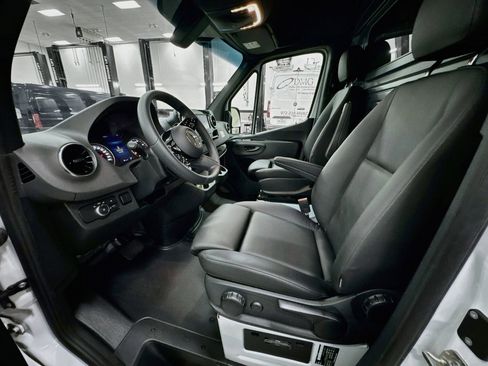 Used 2025 Mercedes-Benz Sprinter 2500 image 21