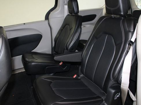 Used 2024 Chrysler Pacifica Touring-L image 36