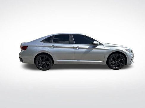 Used 2025 Volkswagen Jetta SE FWD image 4