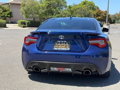 Used 2017 Toyota 86 RWD image 4
