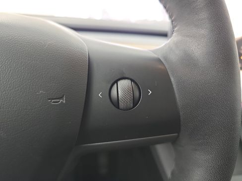 Used 2022 Tesla Model Y Long Range image 19