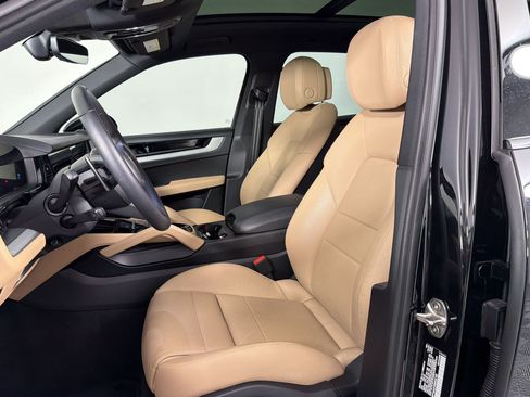 Certified 2025 Porsche Cayenne AWD/4WD image 5