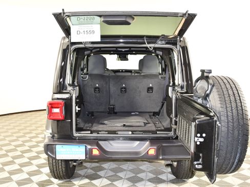 Used 2025 Jeep Wrangler Unlimited Sahara AWD/4WD image 38